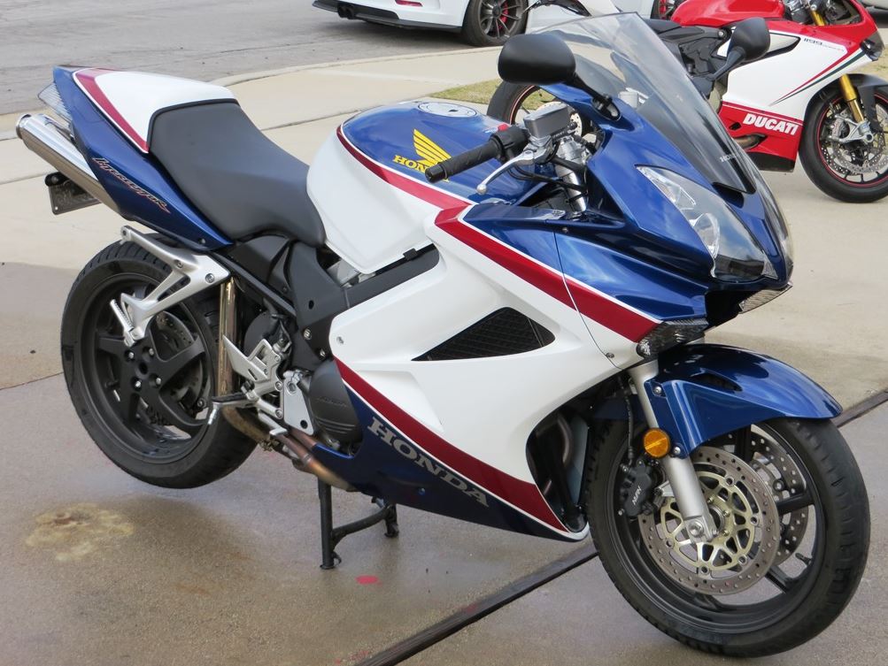 Honda VFR 25th Anniversary – Right Side | Bike-urious