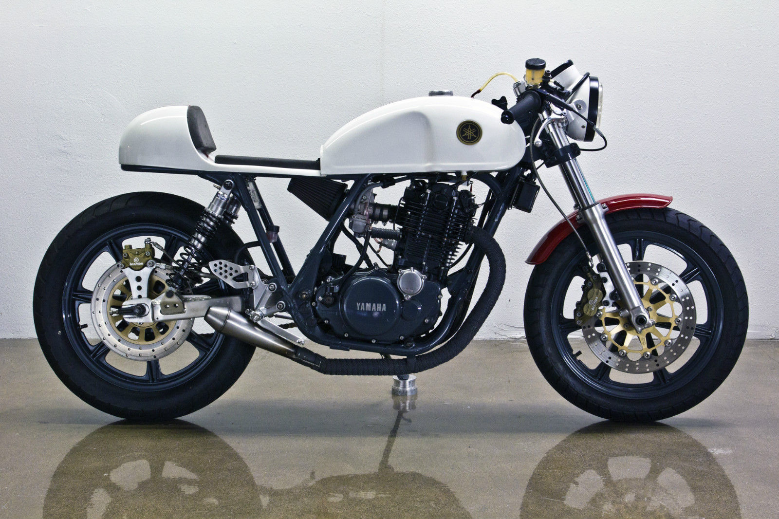 Lossa Engineering - 1978 Yamaha SR500 Cafe Racer | Bike-urious (1600 x 1066 Pixel)